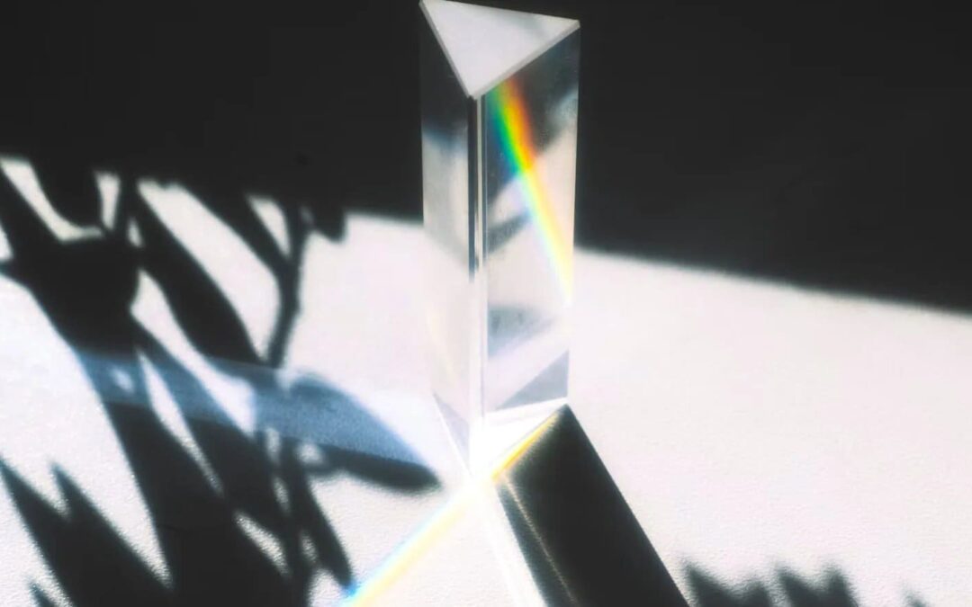 Prisma dat licht breekt in de kleuren van de regenboog